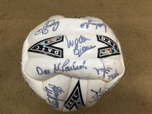 Pars signed football Bert Paton, Ivo den Bieman